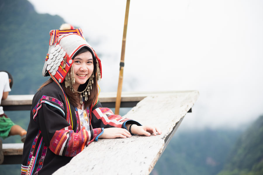 mujer con gorro chino obeservando el paisaje en mhong.
