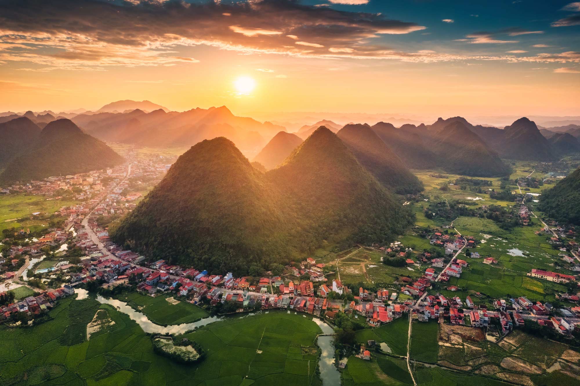 atardecer de tras de las montanas en yangsho china.