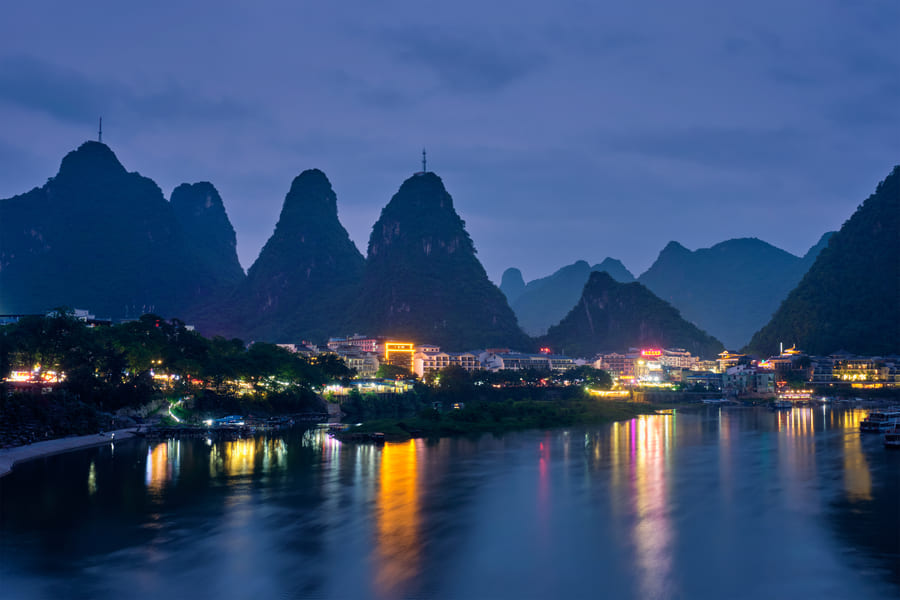 yangshuo de noche con vista a lago.